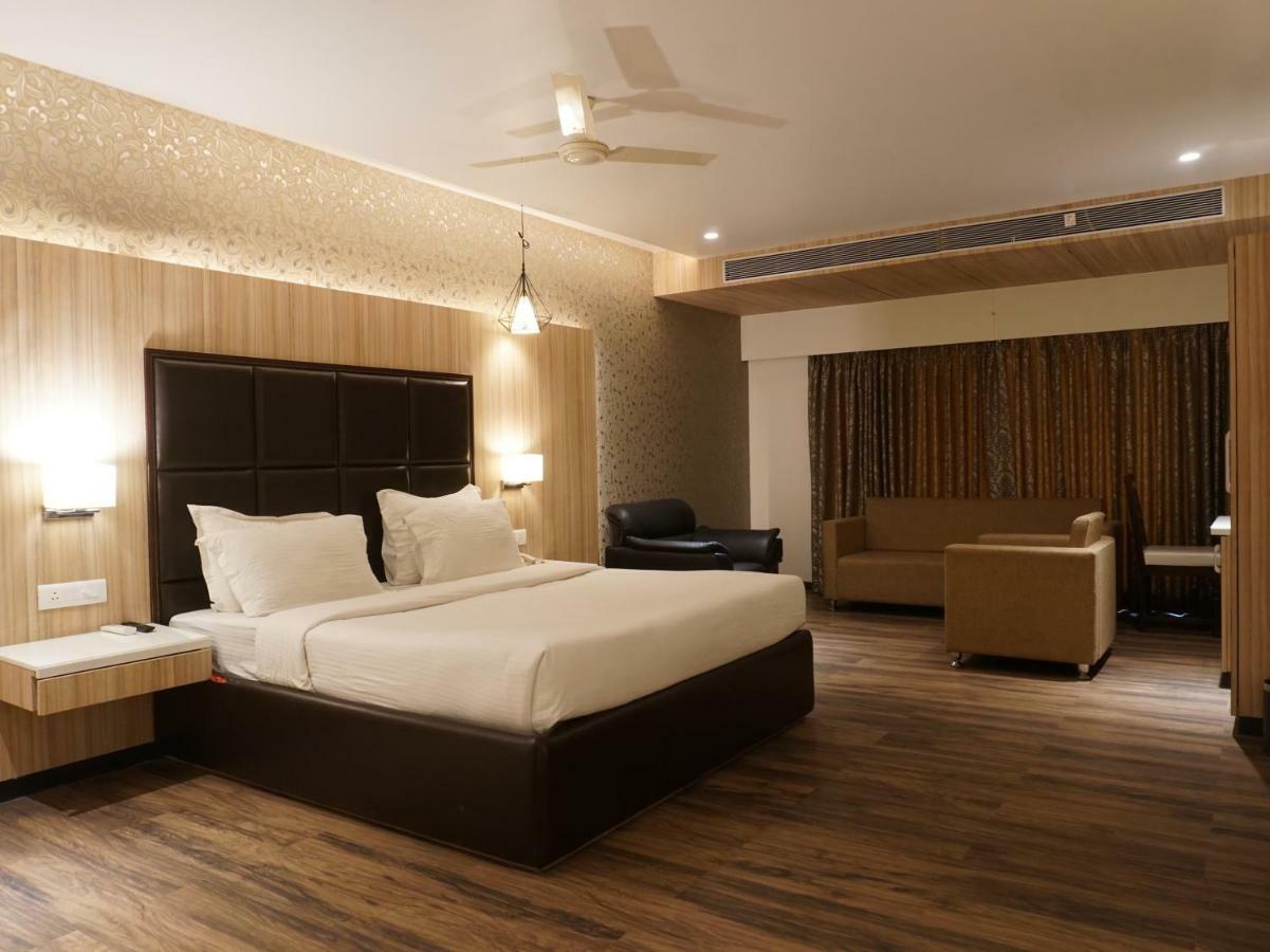 Palette Four Seasons Recreation Resort Jālgaon Exterior foto