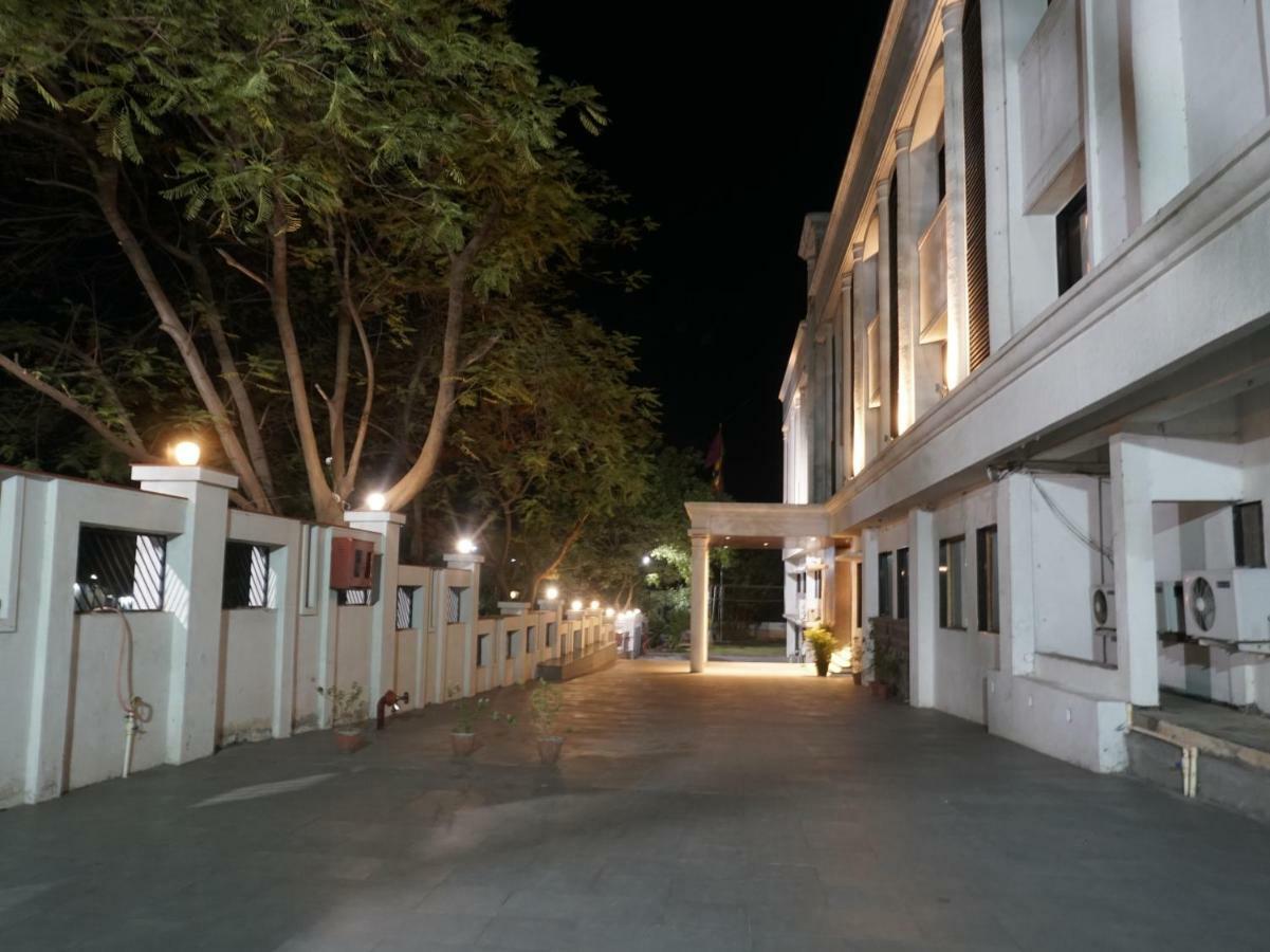 Palette Four Seasons Recreation Resort Jālgaon Exterior foto