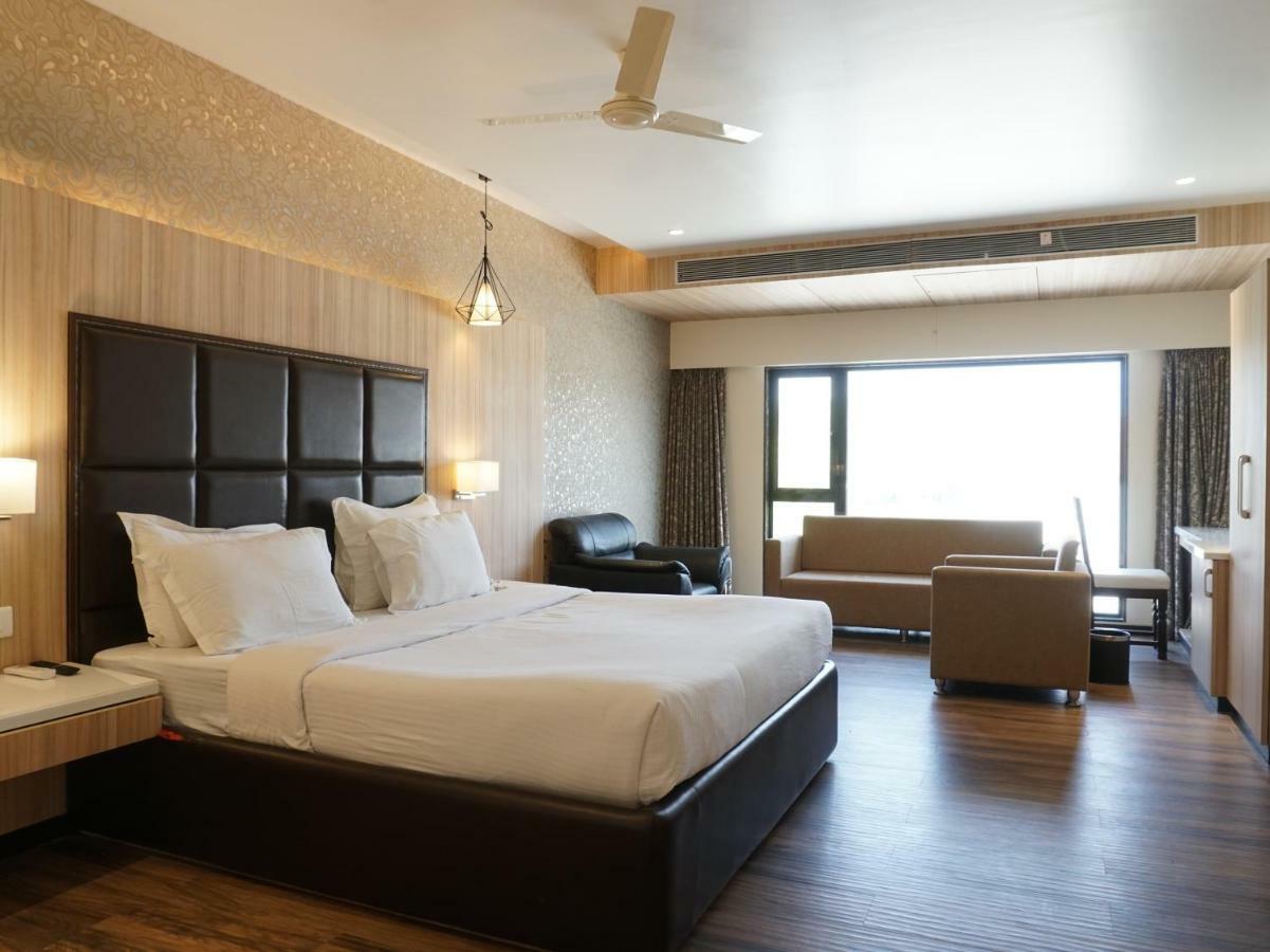 Palette Four Seasons Recreation Resort Jālgaon Exterior foto